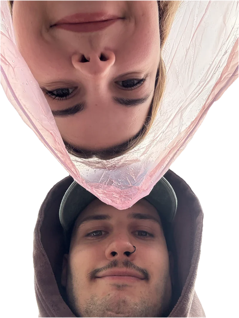 Vendula vzhůru nohama nad Markem, společné selfie zespodu